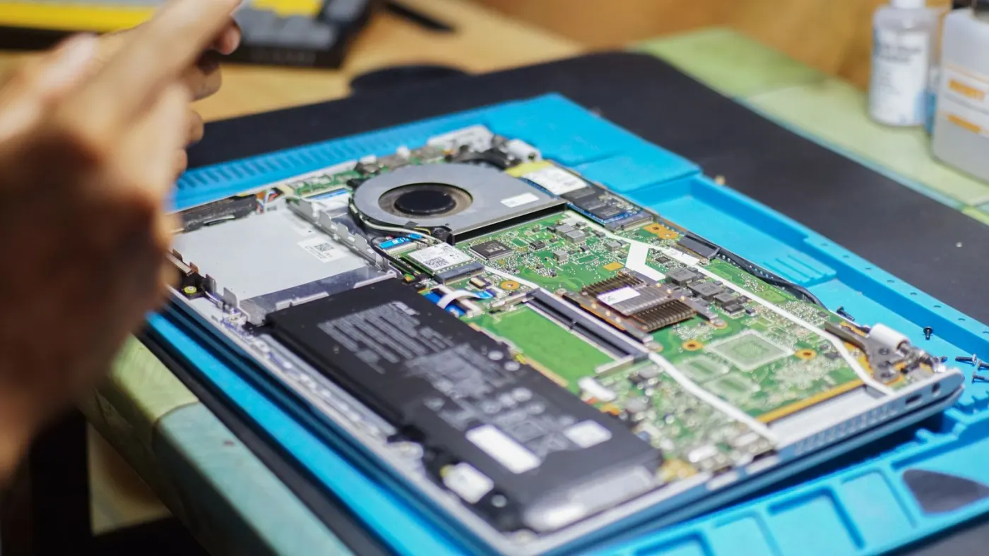 Laptop abierta sobre el tapete de trabajo, lista para cambiar la unidad